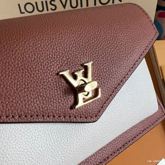 Cheap POCHETTE VUITTON LOUIS CHAIN MYLOCKME 0510
